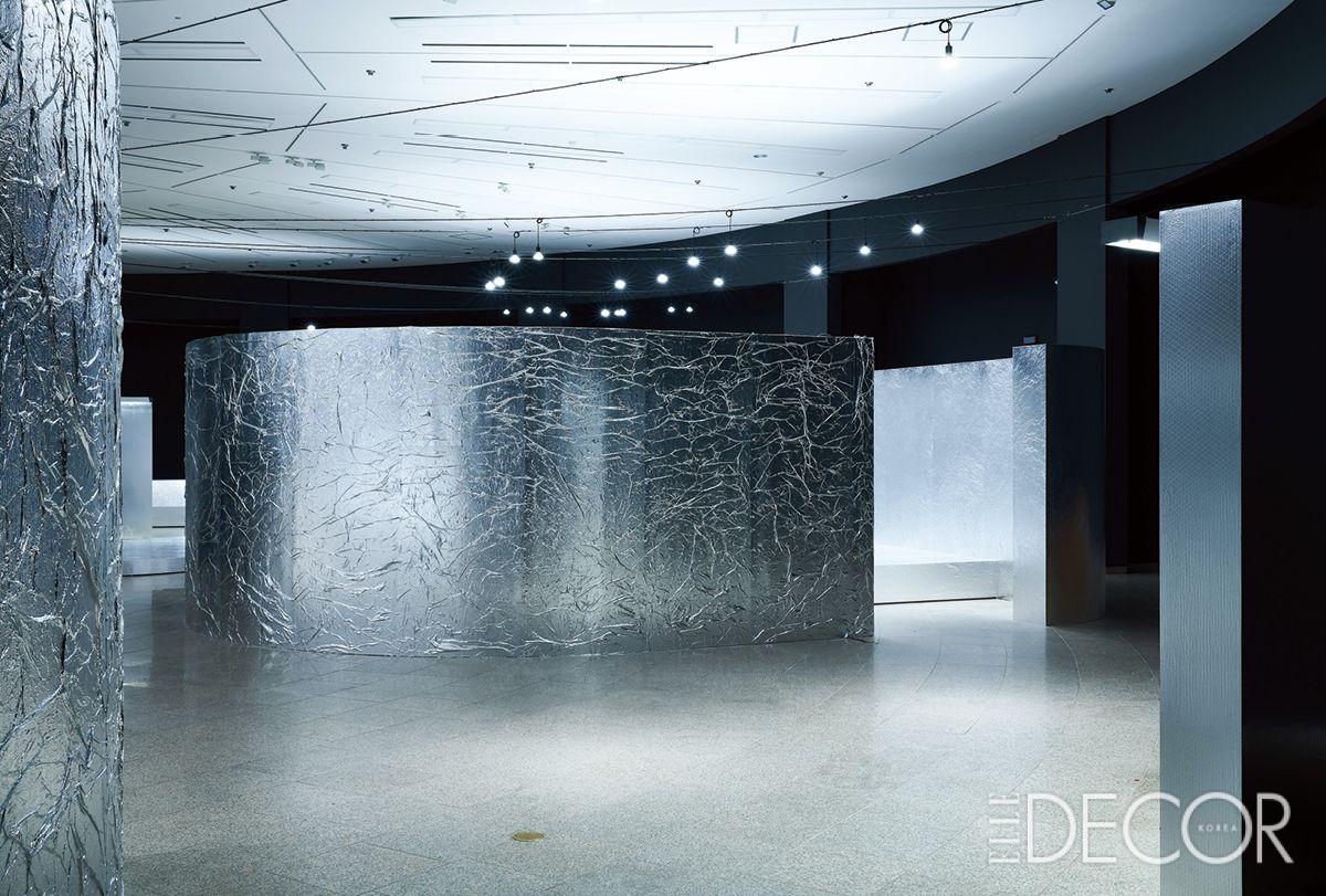 반사하는 재질로 마감해 다양한 작품 색을 투영한 국립현대미술관 과천의 <놀이하는 사물>전 원형 전시실. 