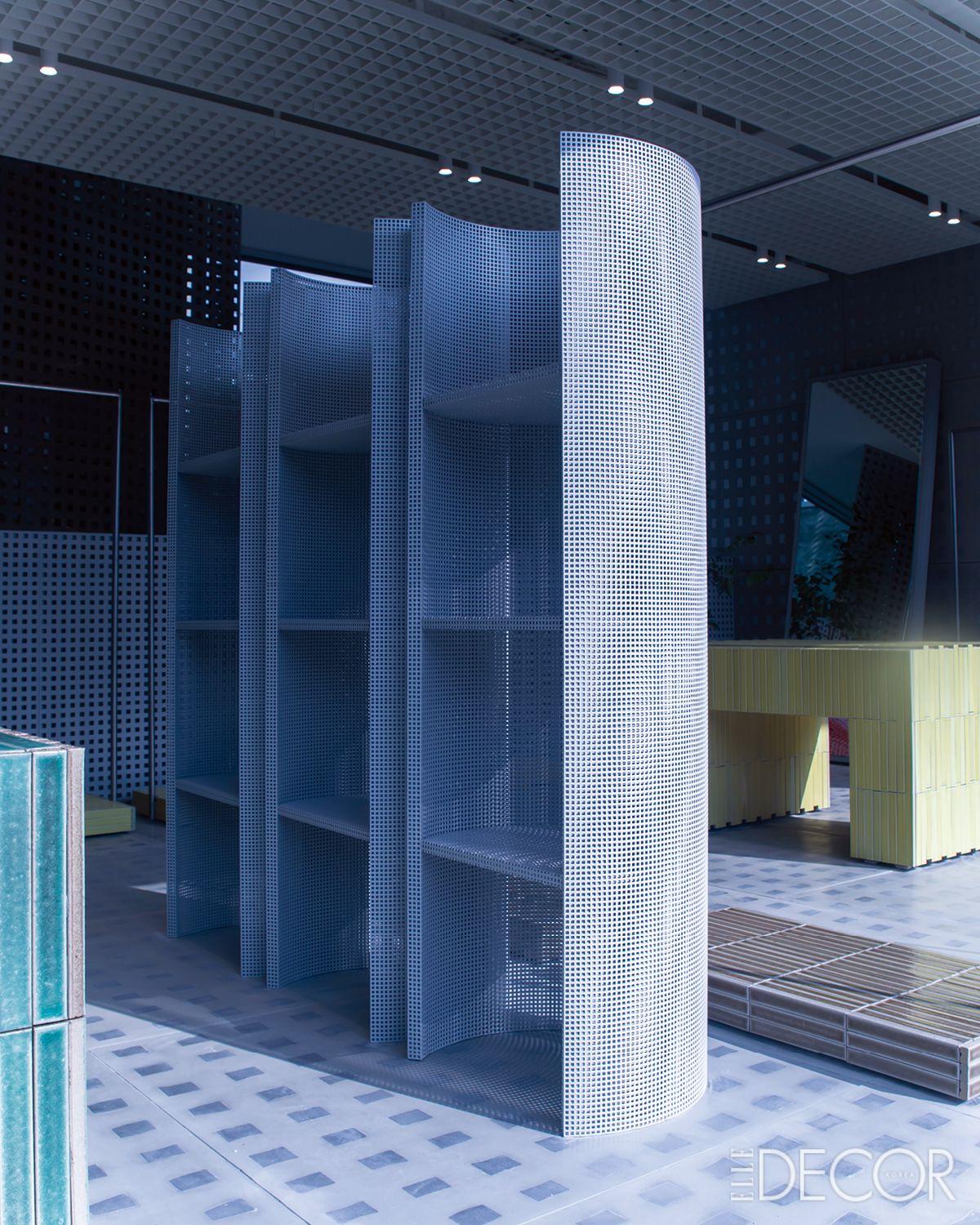 ‘반짝이는 조각’이라는 컨셉트를 구현하는 재료로 곳곳을 구성한 ‘비이커 성수’. 