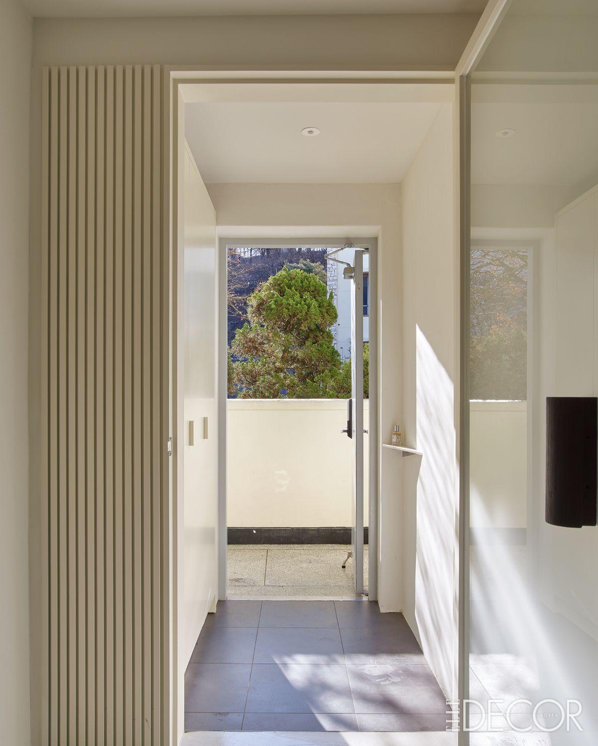  ‘한남 빌라’ 현관 중문. 시선과 움직임의 편안함을 위해 단순한 곡선 형태로 디자인한 ‘P 하우스’의 복층 계단. 