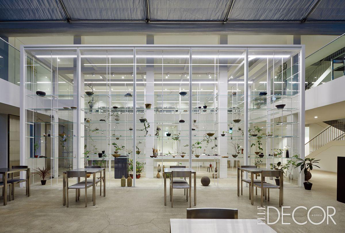 건축의 공간감, 식물과 사람의 관계를 고려해 유리, 무채색, 스테인리스로 구성한 ‘식물관 ph’ 내부 유리 온실.
