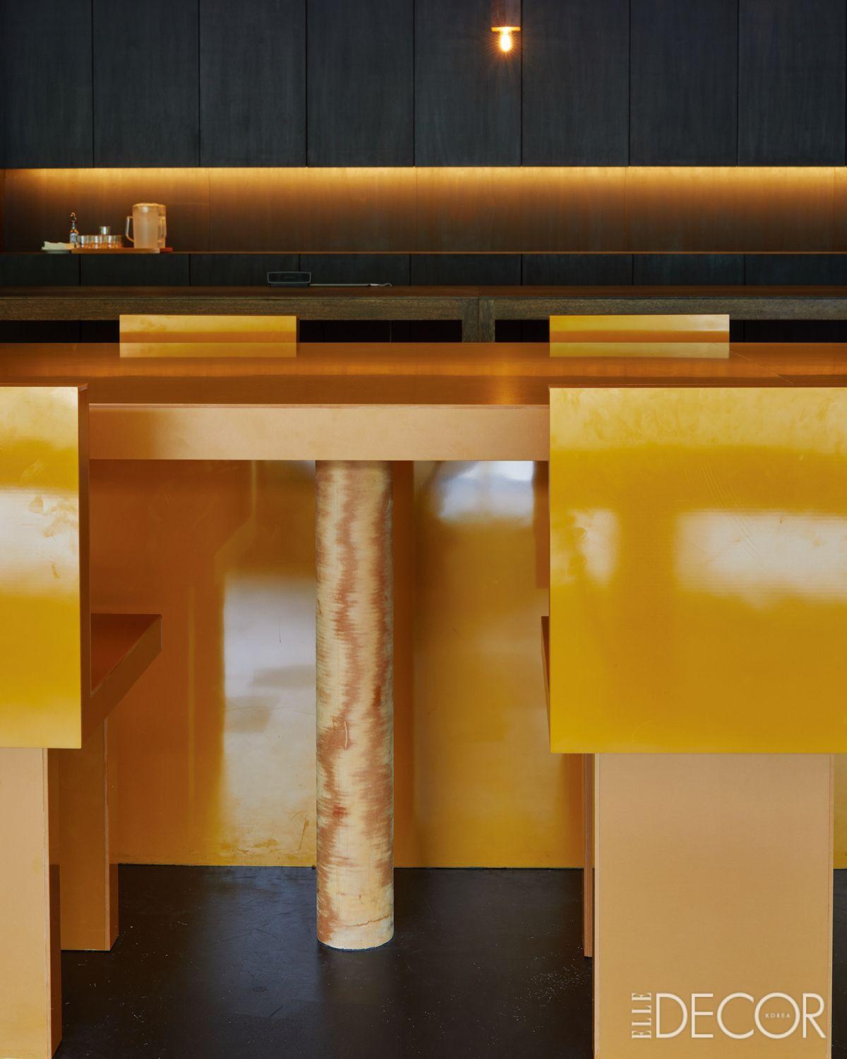 자연광이 잘 들어오는 시간에 맞춰 빛에 반응하는 재료와 이에 대비되는 검은색으로 구성한 ‘앤트러사이트 연희’.