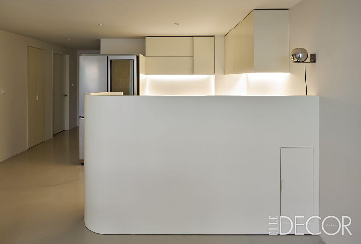 30년 된 복도식 빌라를 중성적 언어와 재료로 리모델링한 한남 빌라의 주방. 