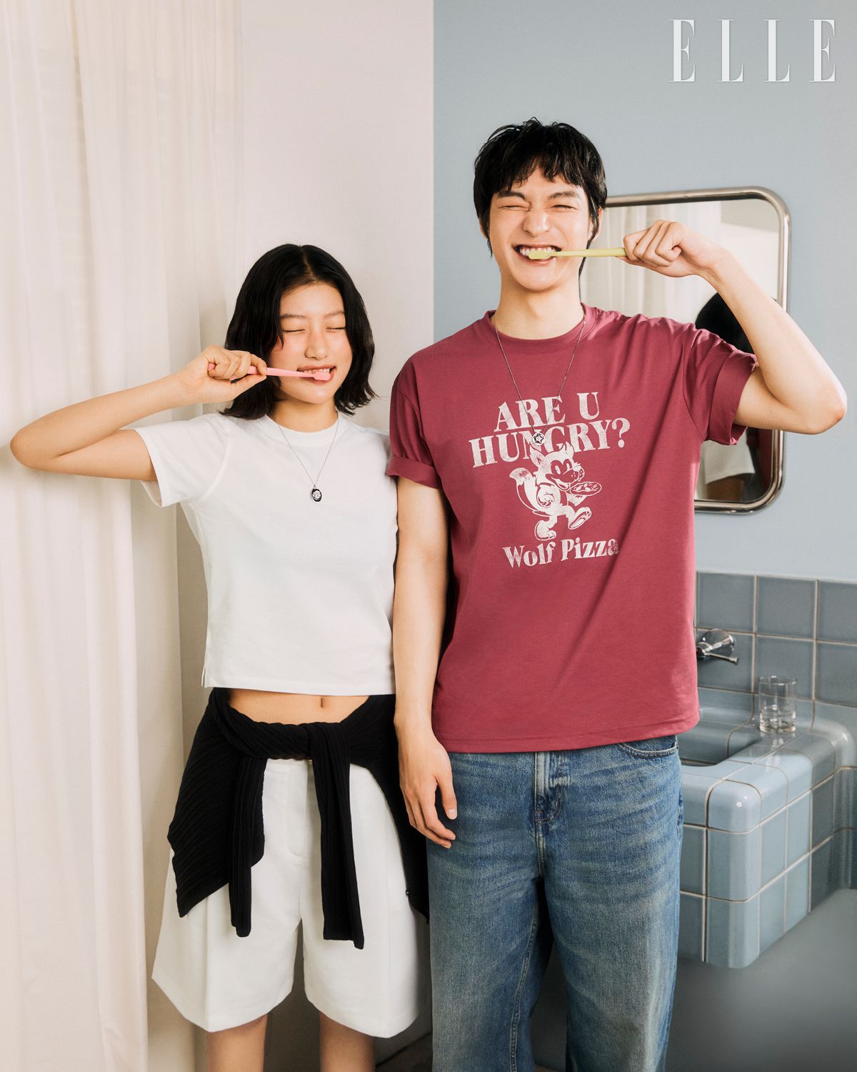 누리가 착용한 티셔츠와 허리에 두른 카디건, 버뮤다 팬츠, 종석이 착용한 티셔츠와 데님 팬츠는 모두 탑텐.