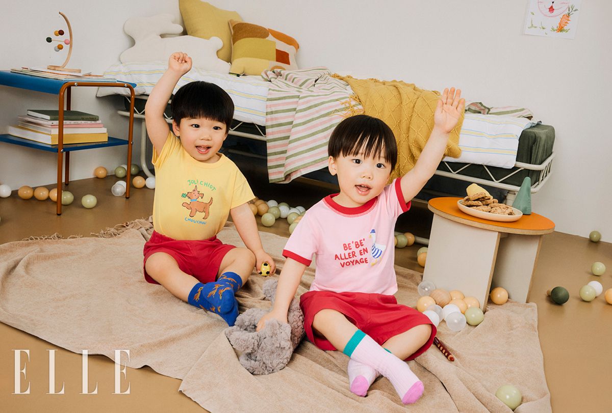 윤민이 착용한 그래픽 티셔츠와 쇼츠, 윤우가 착용한 컬러 배색 티셔츠와 쇼츠는 모두 탑텐 키즈.