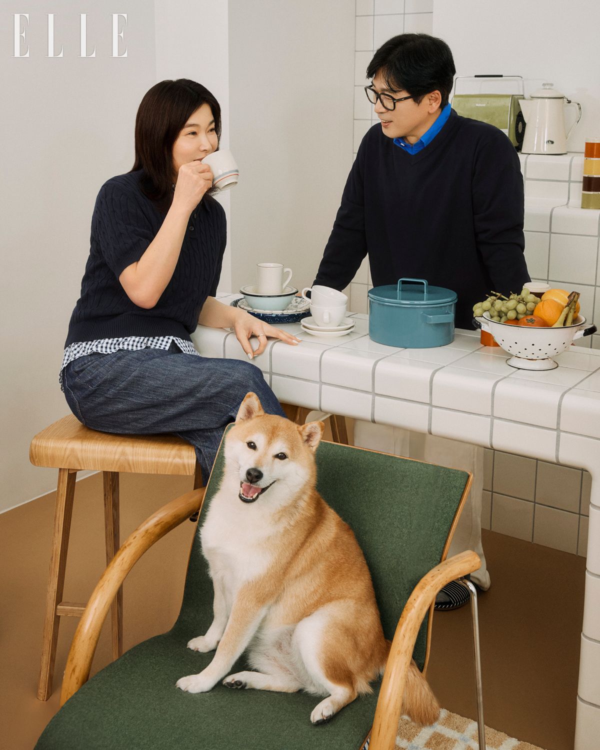 정주가 착용한 시어서커 셔츠와 칼라 스웨터, 데님 팬츠, 현선이 착용한 리넨 셔츠, V넥 니트 톱, 화이트 데님 팬츠는 모두 탑텐.