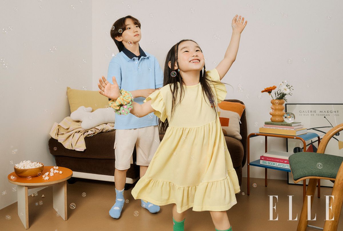 시우가 착용한 피케 셔츠와 쇼츠, 지우가 착용한 프릴 원피스는 모두 탑텐 키즈.