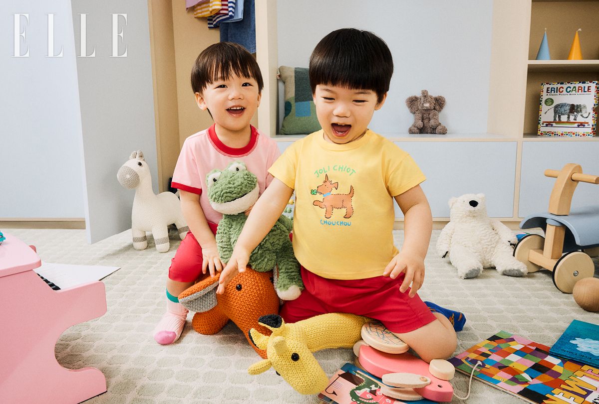 윤우가 착용한 컬러 배색 티셔츠와 쇼츠, 윤민이 착용한 그래픽 티셔츠와 쇼츠는 모두 탑텐 키즈.