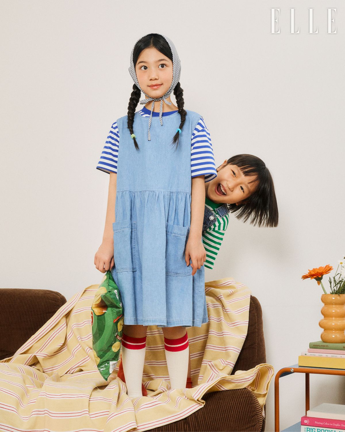 이담이 착용한 스트라이프 티셔츠와 데님 오버롤, 채은이 착용한 스트라이프 티셔츠와 데님 원피스는 모두 탑텐 키즈.