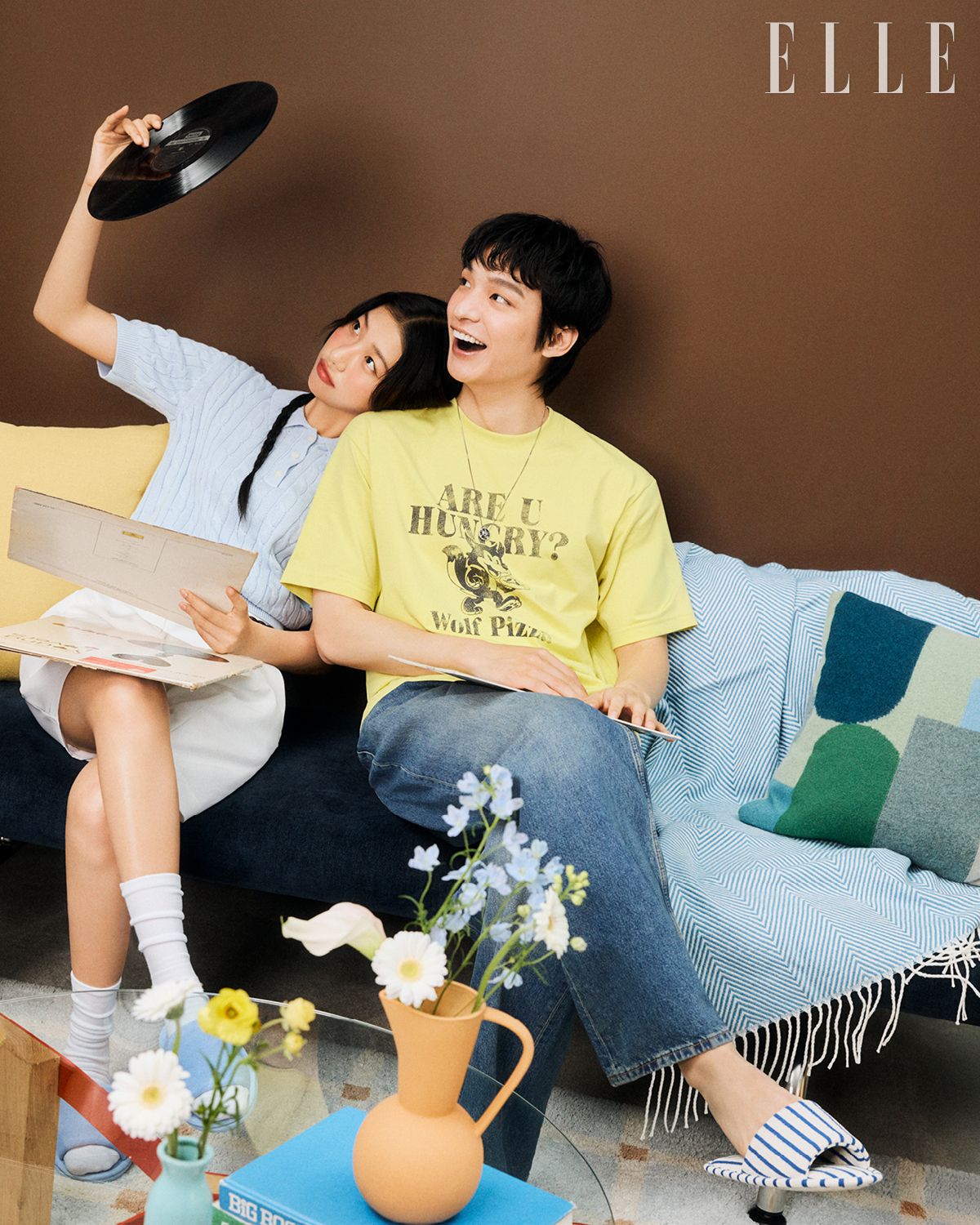 누리가 착용한 칼라 스웨터와 버뮤다 팬츠, 종석이 착용한 티셔츠와 데님 팬츠는 모두 탑텐.