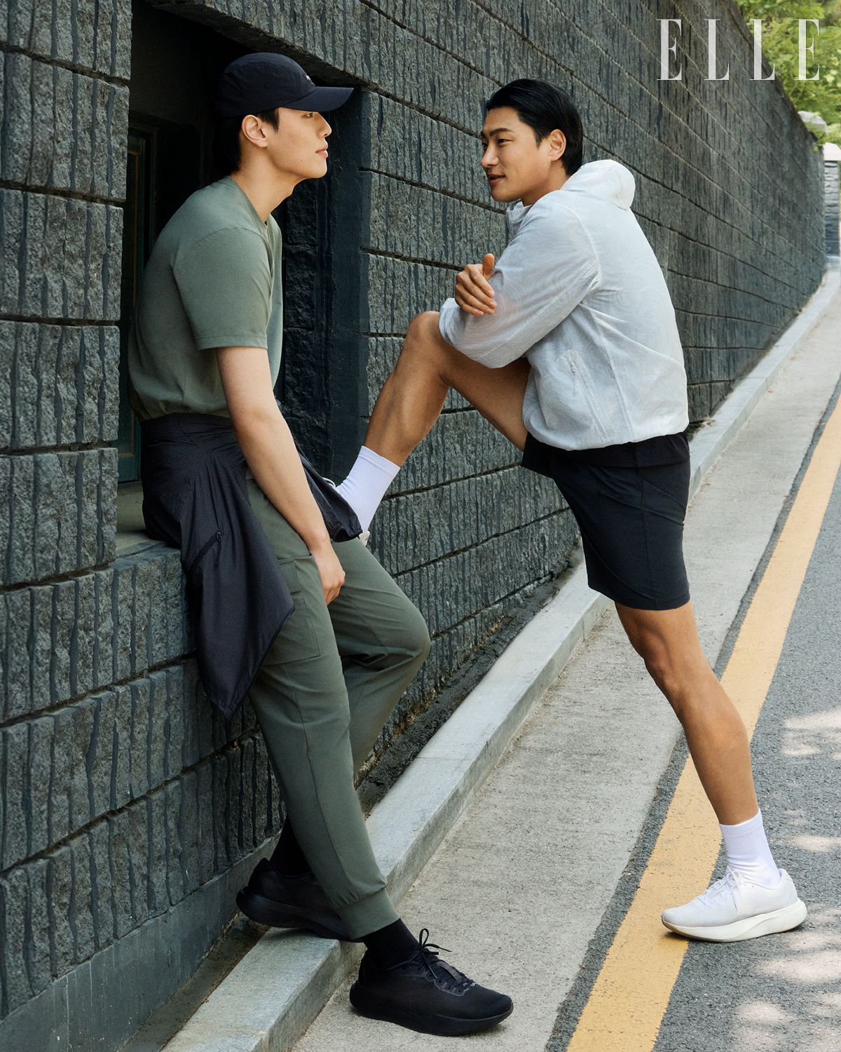 현서가 착용한 티셔츠와 카고 팬츠, 나일론 캠프캡은 탑텐 밸런스, 허리에 두른 윈드 브레이커는 탑텐, 승규가 착용한 티셔츠와 쇼츠는 탑텐 밸런스, 패턴 윈드 브레이커는 탑텐.