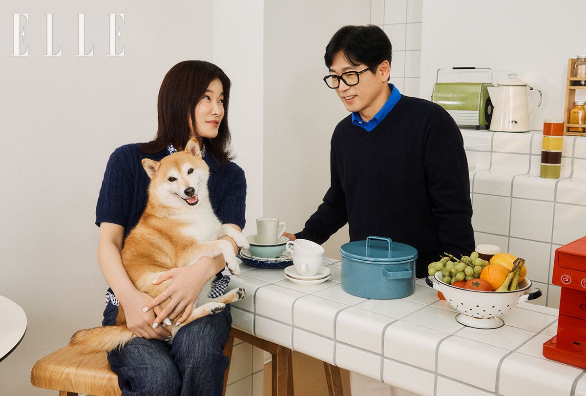 정주가 착용한 시어서커 셔츠와 칼라 스웨터, 데님 팬츠, 현선이 착용한 리넨 셔츠, V넥 니트 톱, 화이트 데님 팬츠는 모두 탑텐.