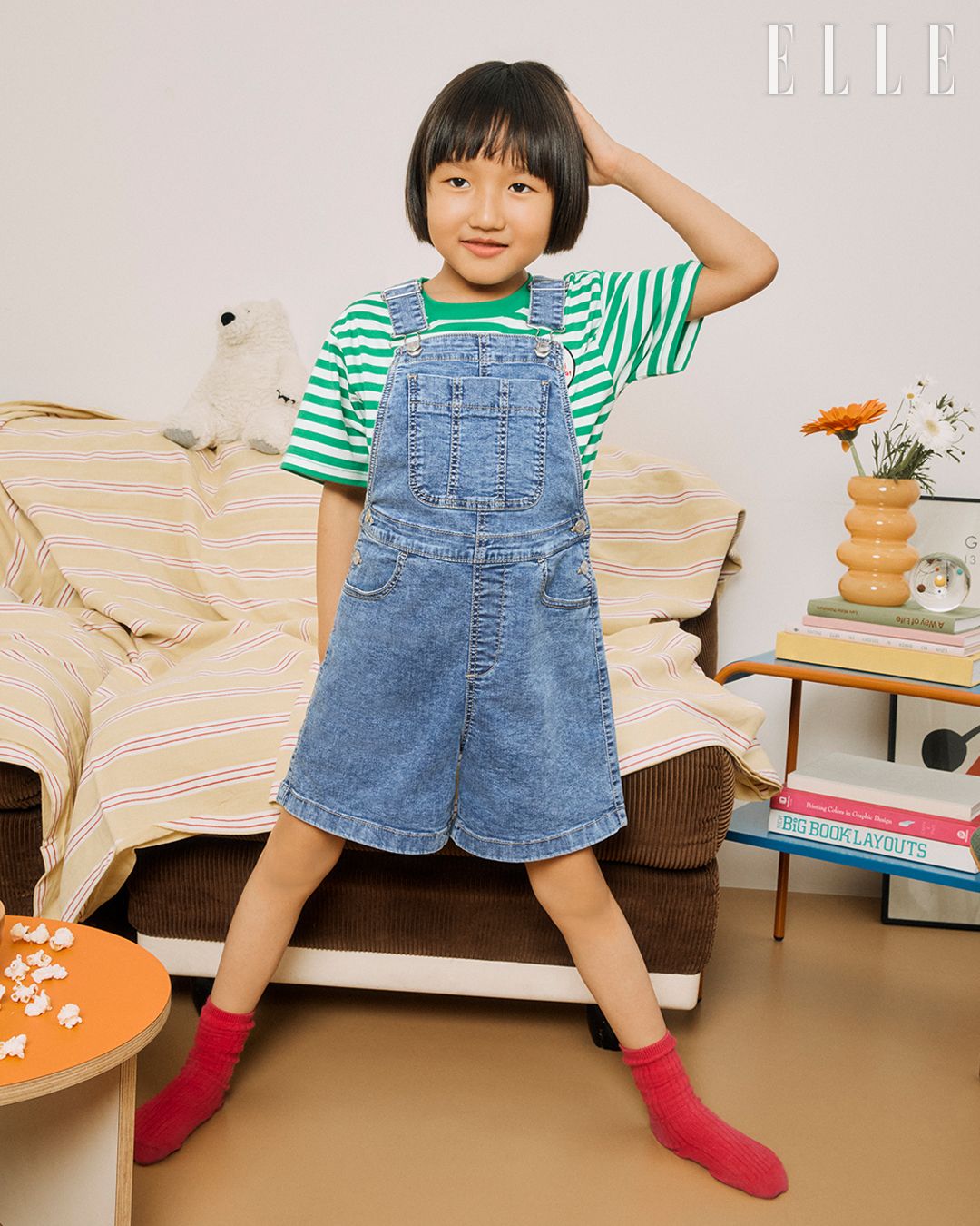 이담이 착용한 스트라이프 티셔츠와 데님 오버롤은 모두 탑텐 키즈.