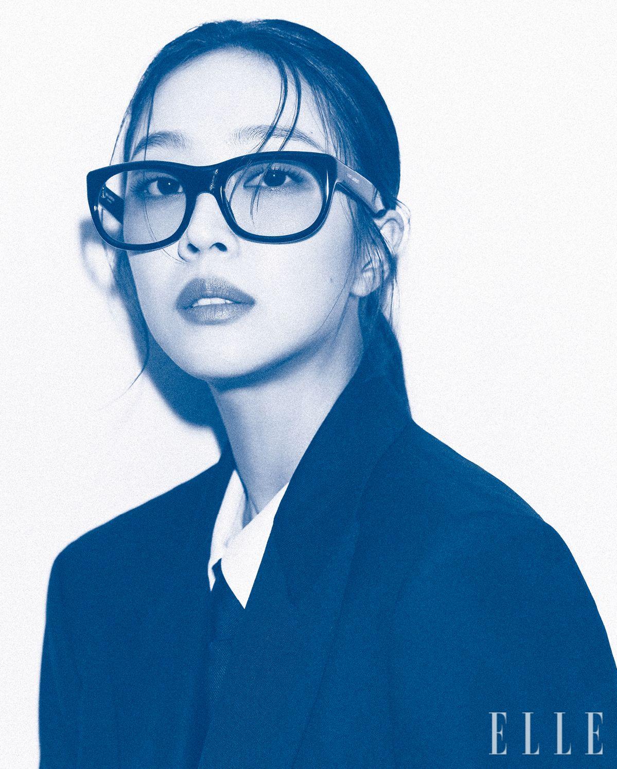 조보아가 입은 블랙 더블 재킷은 Heon Kim. 스퀘어 오벌 선글라스는 Saint Laurent by Anthony Vaccarello. 셔츠와 타이는 모두 스타일리스트 소장품.