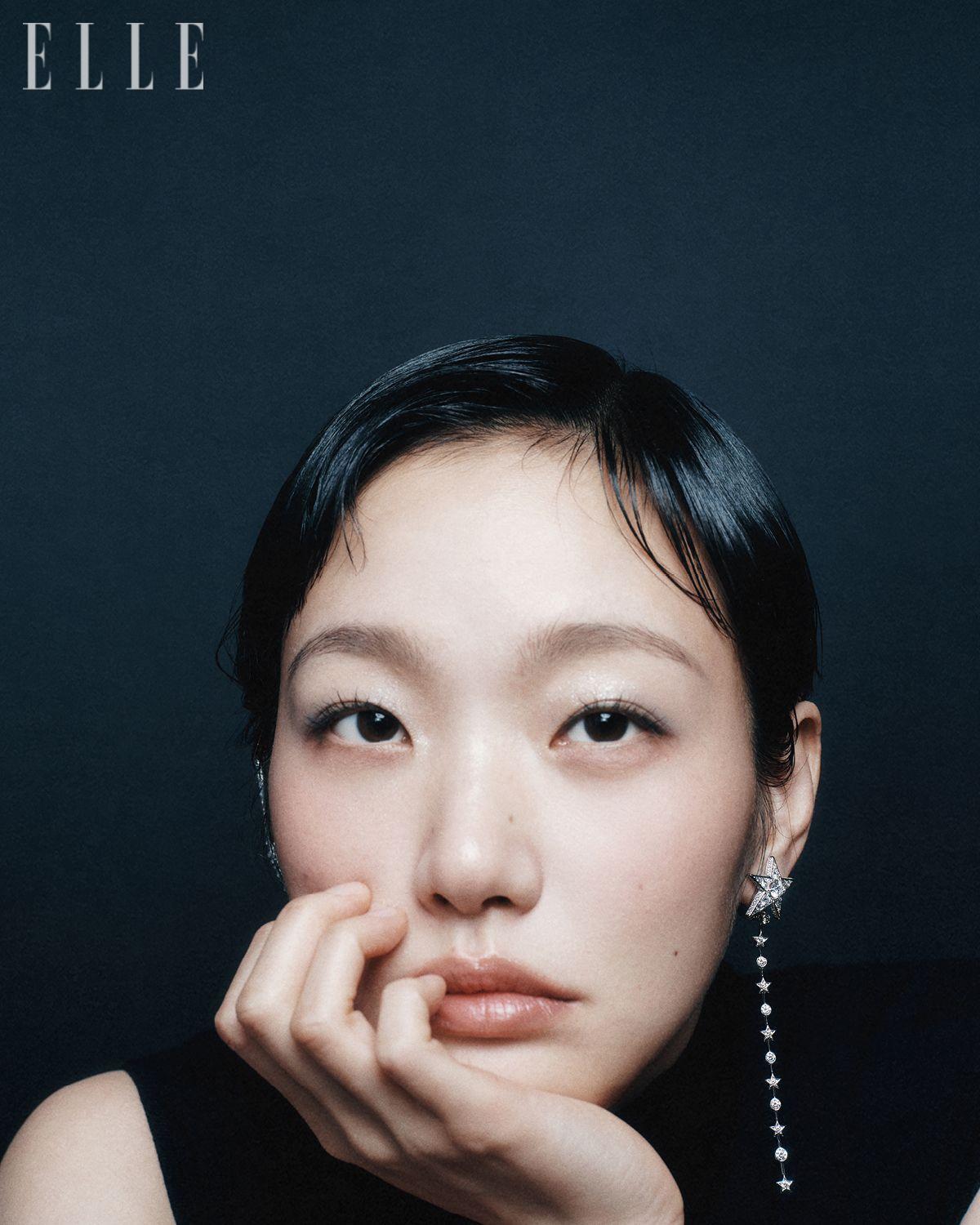 화이트골드에 다이아몬드를 세팅한 별과 날개 모양의 풀 스윙 이어링은 Chanel High Jewelry. 