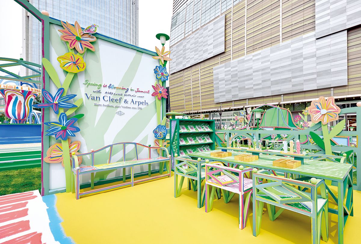 잠실 롯데월드타워 월드파크에 설치된 <Spring is Blooming> 프로젝트 전경.
