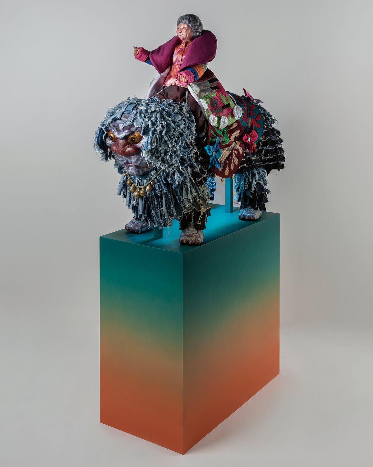 제이디 차, 베니토 마요르 발레호(Benito Mayor Vallejo) ‘안내자와 짐승(The Guide with Her Beast)’, 2023, 포토폴리머 수지에 아크릴릭, 리넨, 워싱 데님, 혼합 기능성 원단, 황동, 자개 단추, 진주, 나무, LED 조명, 110x50x100cm 받침대 포함. 