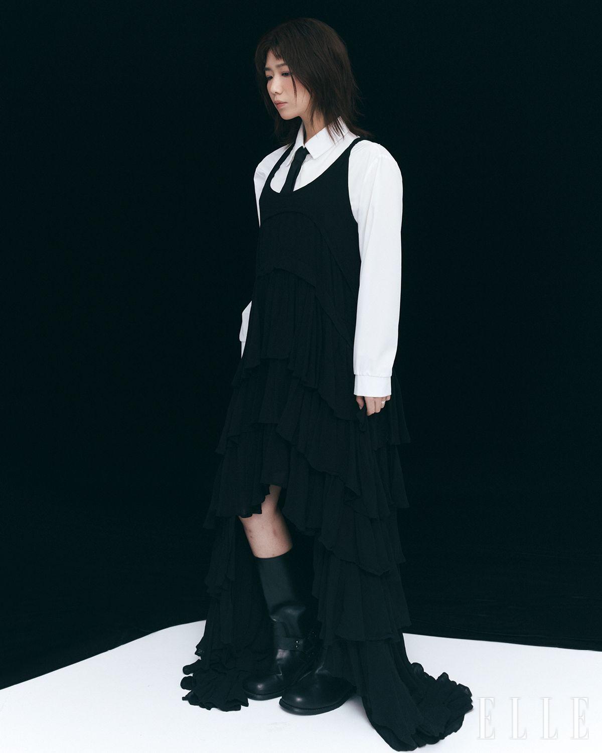 드레스는 allsaints . 부츠는 Zara. 셔츠와 타이는 모두 스타일리스트 소장품.