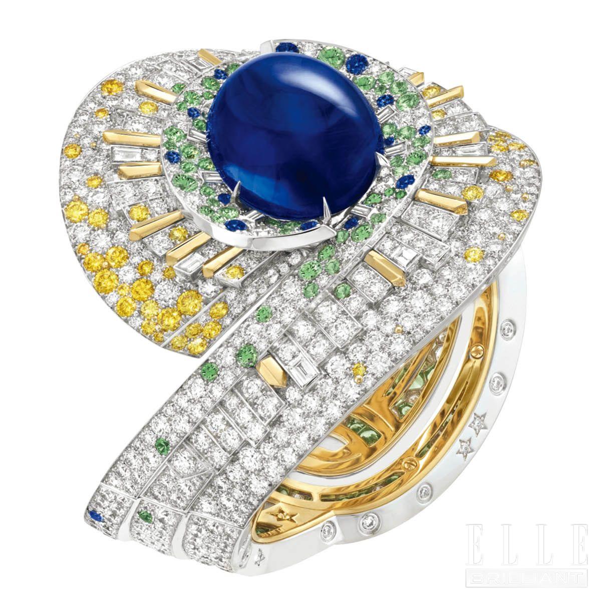 사파이어 카보숑을 세팅한 ‘상티에 데또왈’ 브레이슬릿은 VAN CLEEF & ARPELS. 