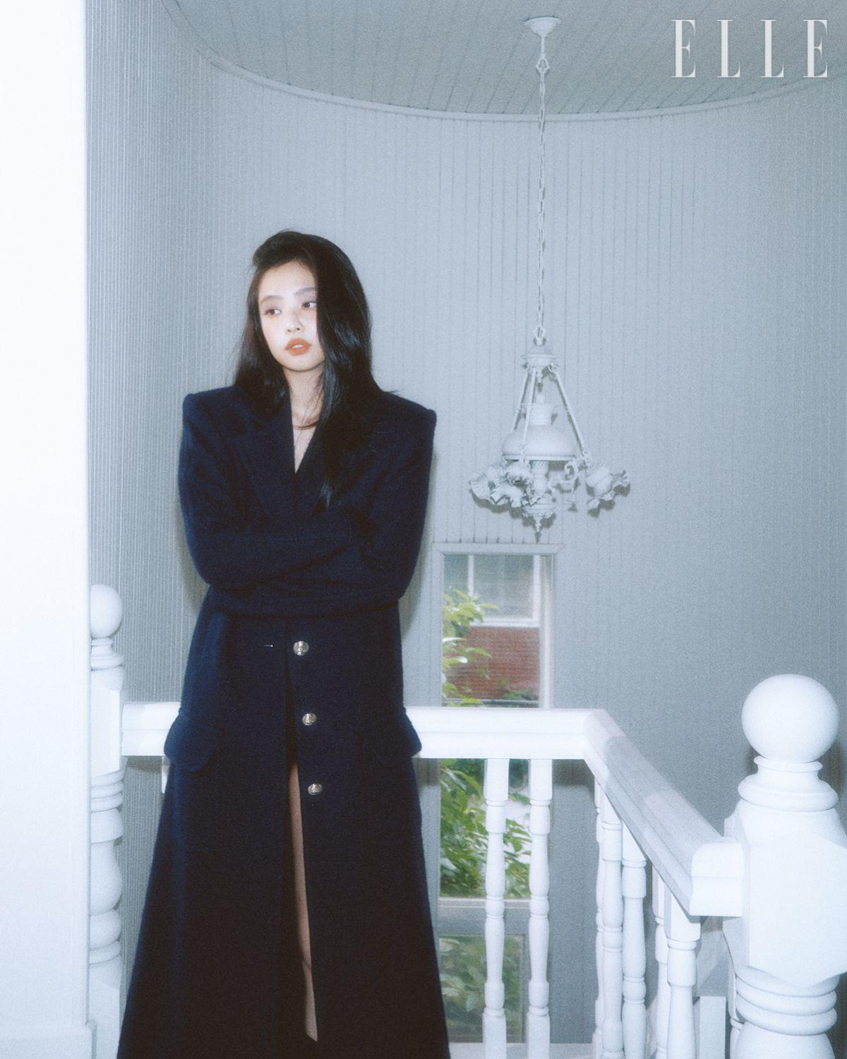 제니가 입은 캐시미어와 울 혼방 트위드 코트는 Chanel. 