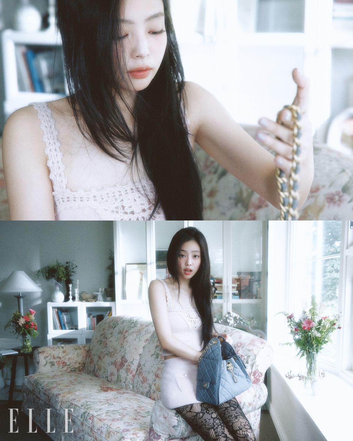 제니가 입은 레이스 디테일의 핑크 톱과 스커트, 샤넬 25 스몰 핸드백, 블랙 레이스 타이츠는 모두 Chanel. 