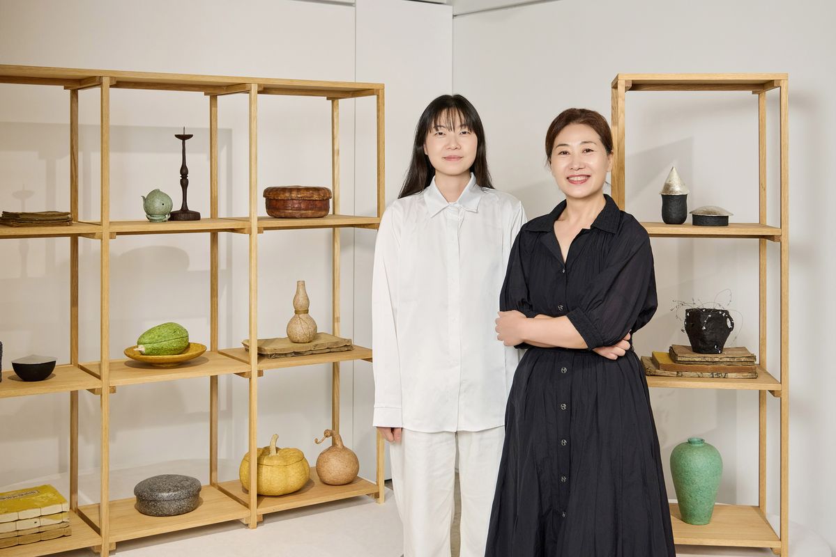(좌측부터) '올해의 젊은 공예인'과 '올해의 장인'으로 나란히 선정된 금속공예가 이윤정, 지호장 박갑순.