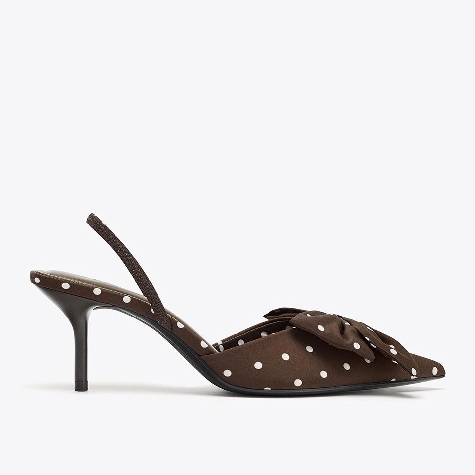 Zara 청바지부터 슬림한 스커트까지 다양한 룩에 매치하기 좋은 포인트 슈즈입니다.
