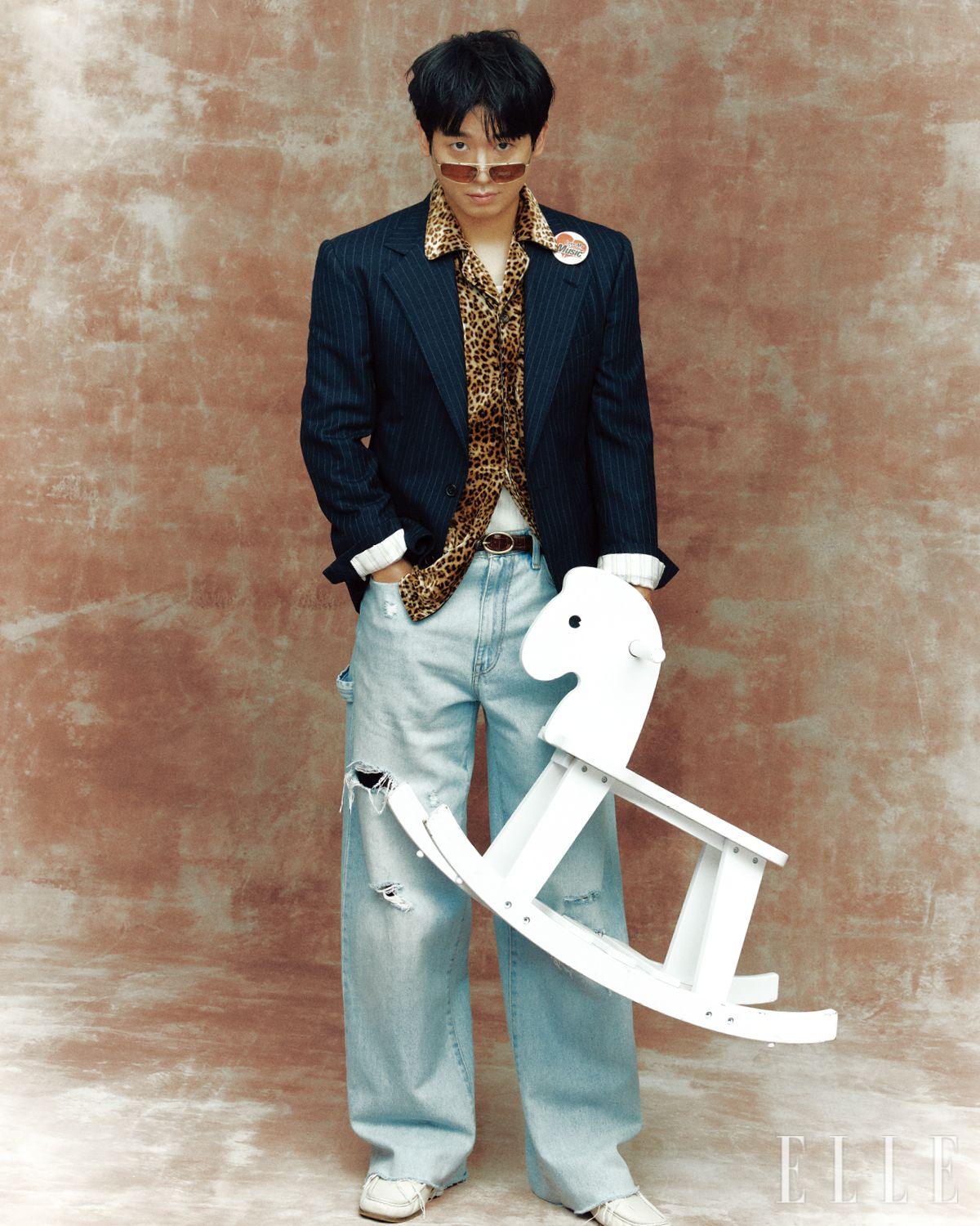 조현철이 입은 재킷은 Husbands Paris. 레오퍼드 셔츠는 Ernest W. Baker. 톱은 Recto. 팬츠는 ERL. 로퍼는 Gucci. 브레이슬릿은 Sophie Buhai. 선글라스는 Oliver Peoples by EssilorLuxottica. 