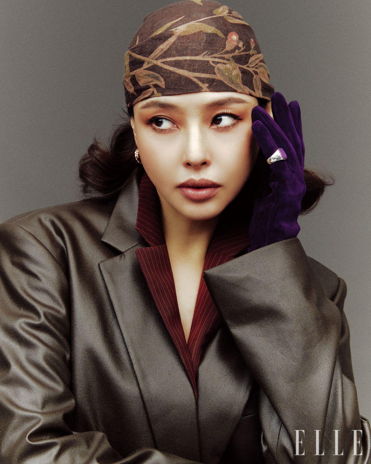 재킷과 베스트는 모두 Dries Van Noten. 두건은 Lauren Ralph Lauren. 글러브는 Gianvito Rossi. 링은 Tom Wood. 이어링은 Bvlgari.