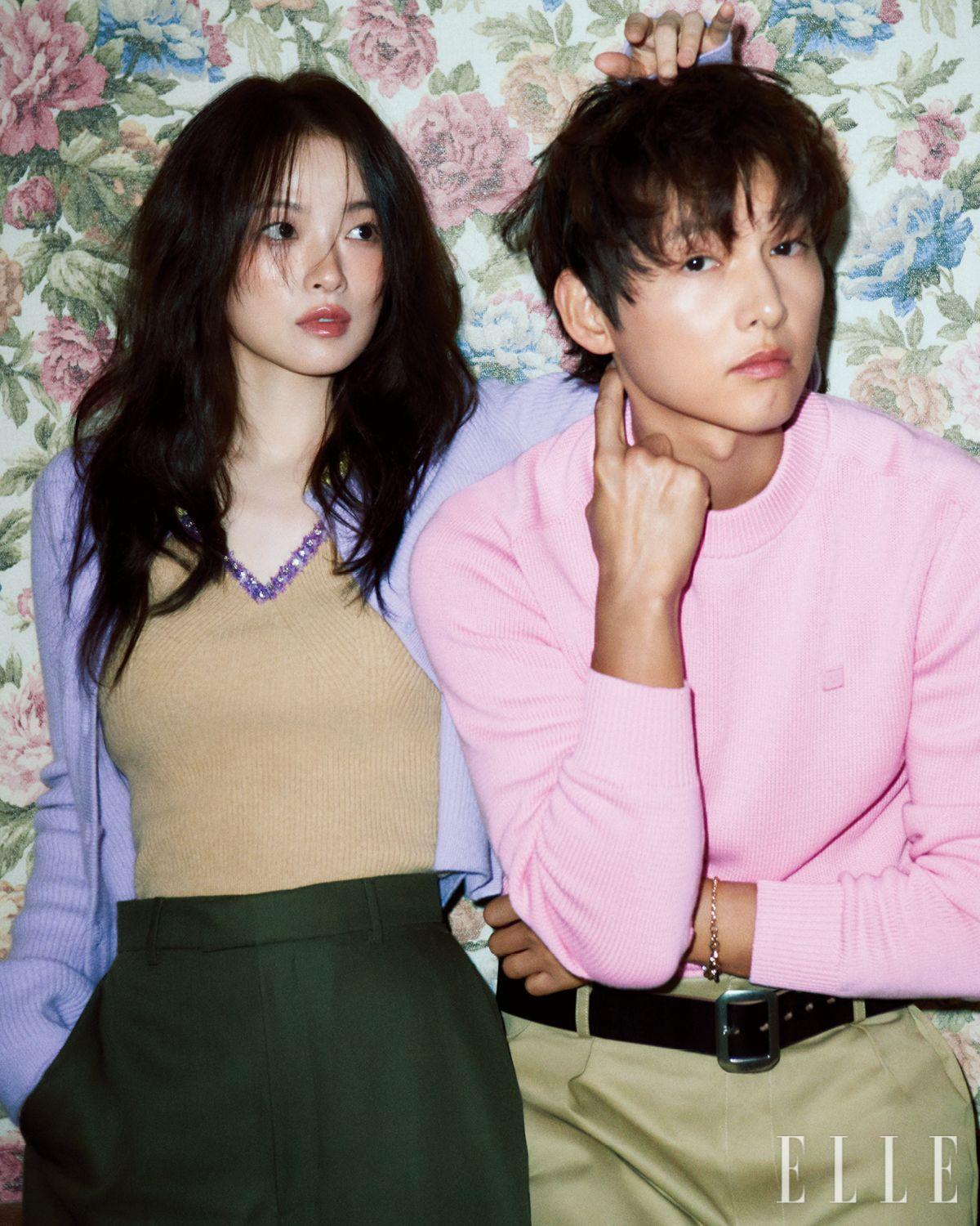 중기가 입은 핑크 니트 톱은 Acne Studios. 브레이슬릿은 Cartier. 치노 쇼츠와 벨트는 모두 스타일리스트 소장품. 우희가 입은 베이지 크롭트 슬리브리스 니트 톱과 라일락 콘트라스트 자수 네크라인 니트 카디건, 밀리터리 그린 슬릿 팬츠는 모두 Gucci.