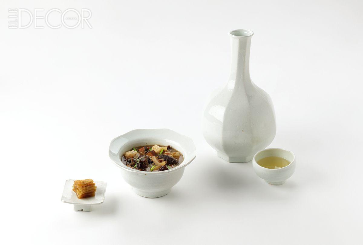 김동준 작가의 백자에 소담하게 담긴 청국장 상차림.