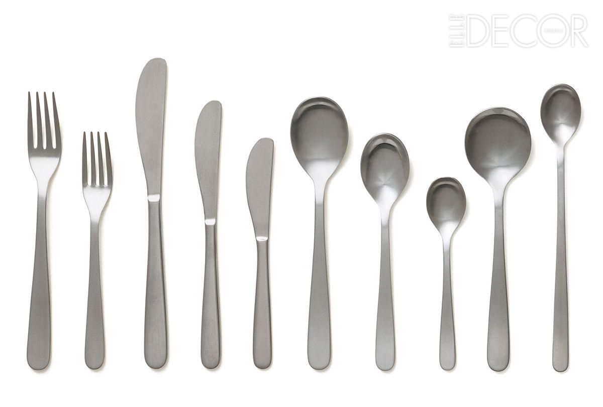 핸들은 다소 납작하고 아래는 곡선형 단면을 가진 무지의 커트러리 세트. 