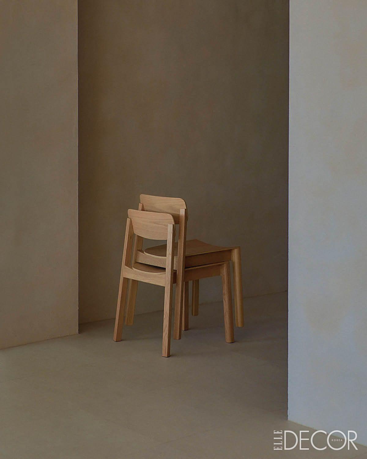 연남동에서 발견한 평상에서 출발해 미세한 다리 각도로 내구성과 겹쳐 쌓는 기능을 구현한 ‘YN 체어’. 