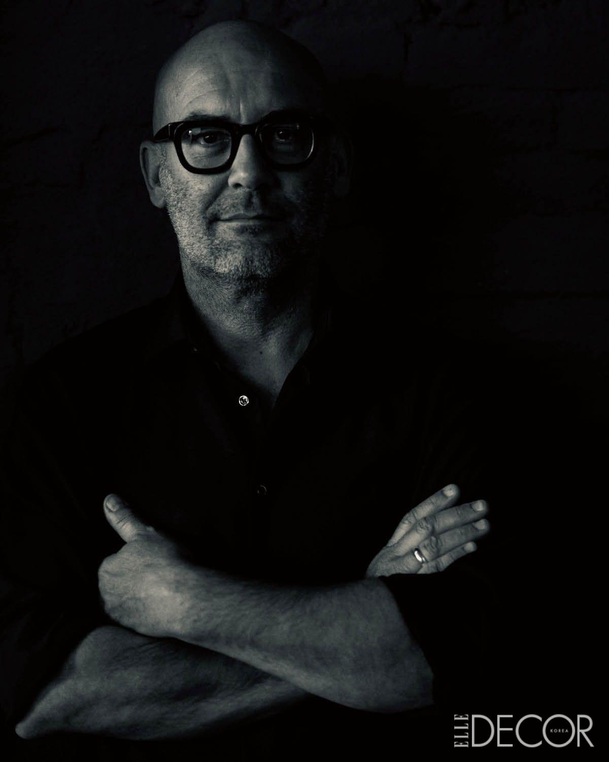 동명의 조명 브랜드를 설립한 다비데 그로피. 