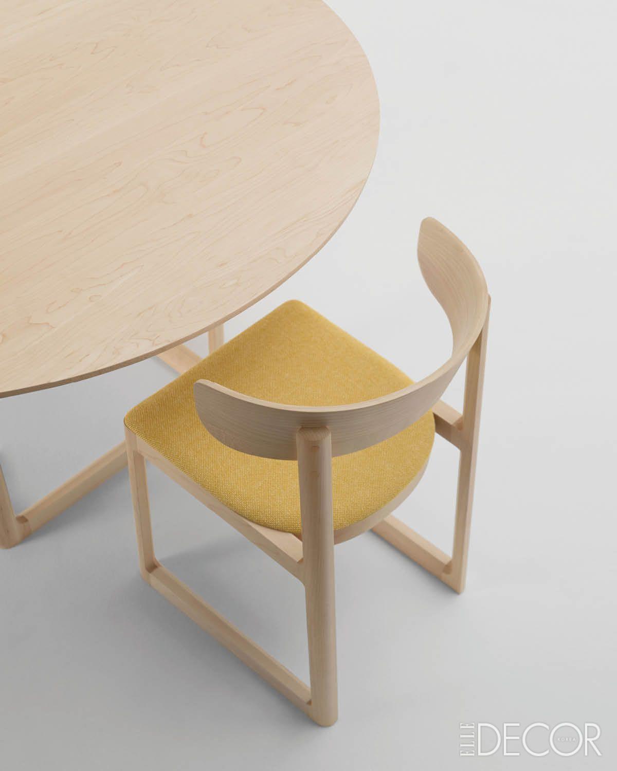 함께 앉은 사람들과 ‘하나 되는 느낌’을 주는 둥근 테이블과 곡선 등받이의 의자로 구성된 마루니 ‘EN 컬렉션’. 