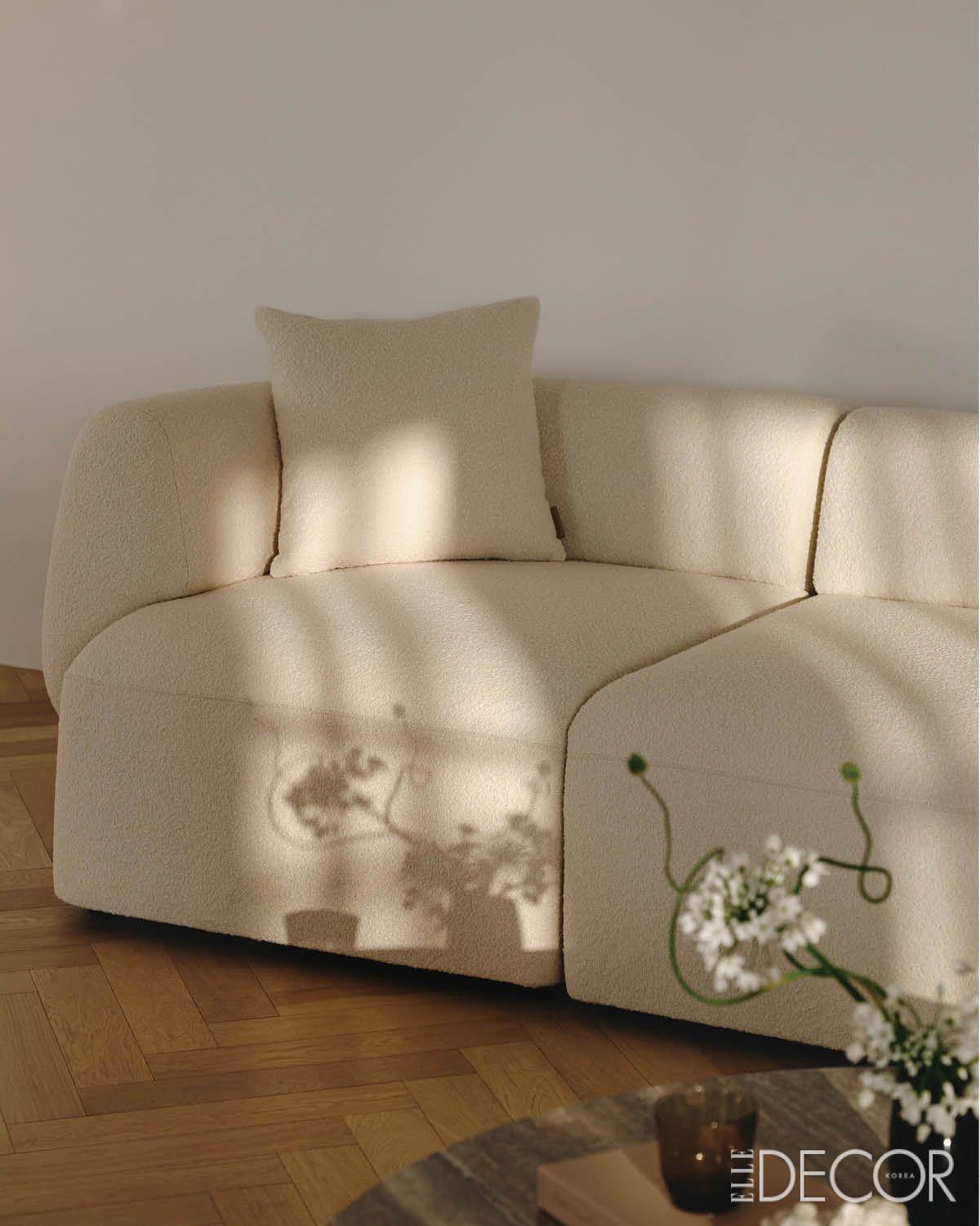 소파 아래에 앉아 등을 기대는 습관을 반영해 미세한 곡률을 더한 ‘루미 모듈 소파’.