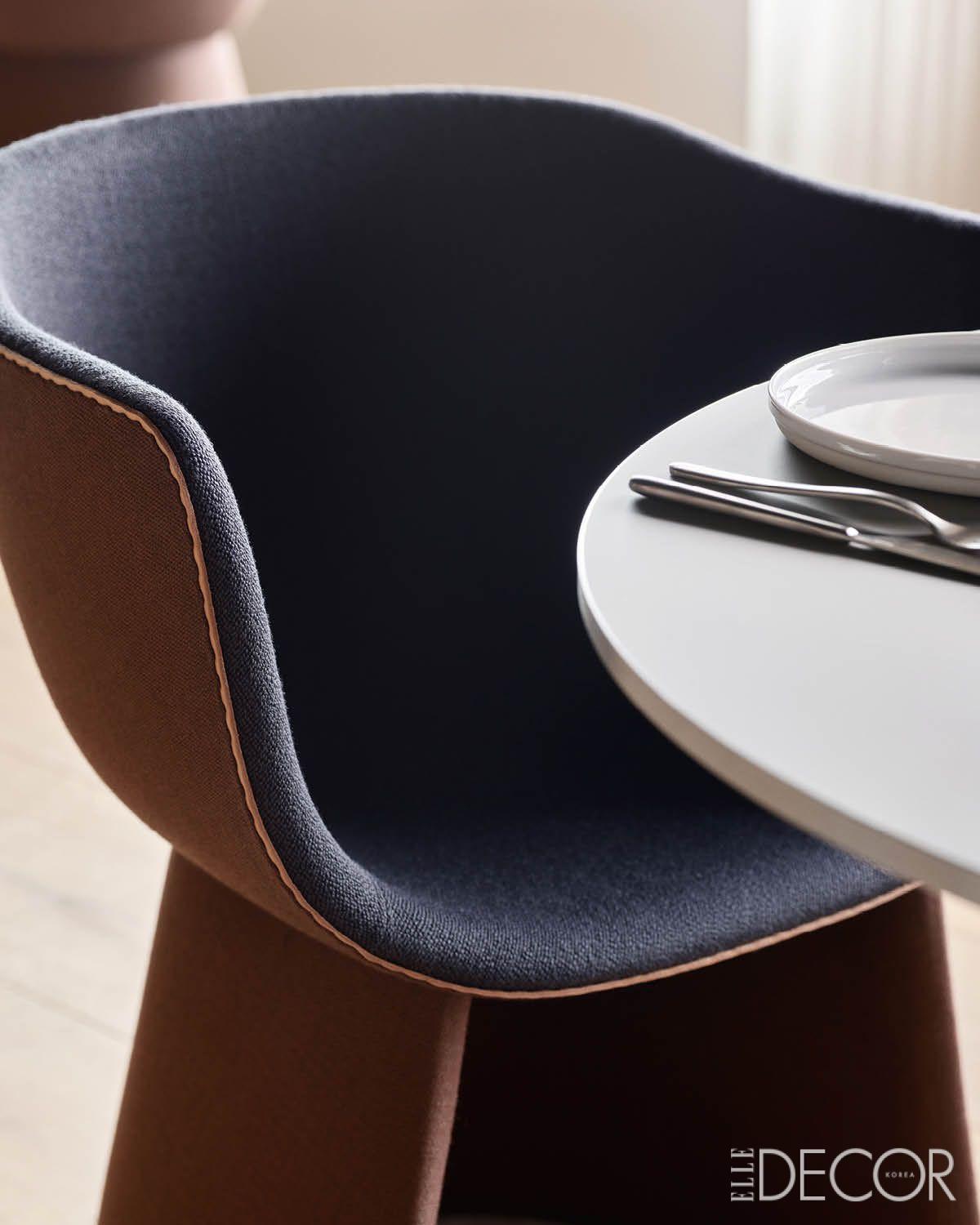 몸을 감싸는 셸 구조에 곡선형 합판과 패브릭, 가죽 디테일을 더한 프리츠한센의 ‘모놀릿™’ 다이닝 체어. 