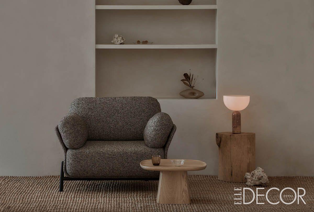 왼쪽의 소파는 편안한 낮잠이 가능하도록 팔걸이 각도를 세밀하게 조정한 ‘냅 소파’, 바닥의 테이블은 소반이나 그릇 같은 동양적 오브제를 연상시키는 ‘바리 티 테이블’. 