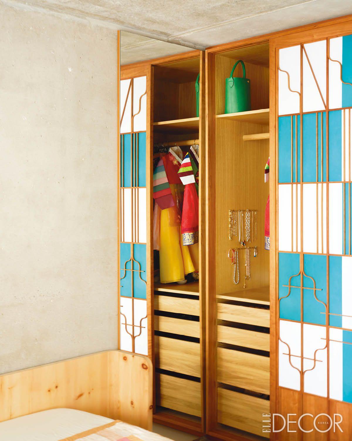 침실 한쪽 미닫이문을 열면 나타나는 옷장.