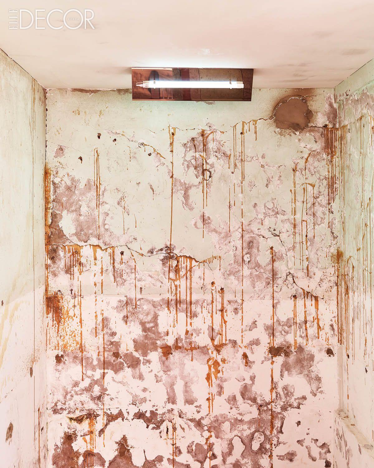 폭포처럼 흘러내리는 본드 자국을 그대로 살린 계단실의 벽면. 건물의 역사와 맥락이 이어지는 형광등 조명은 아르가 디자인한 것.