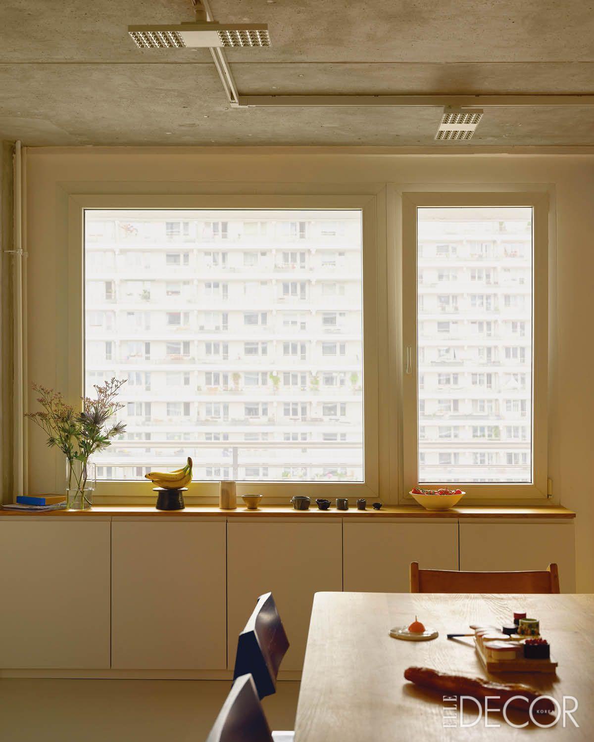 거실에서 바라본 맞은편 아파트 풍경.