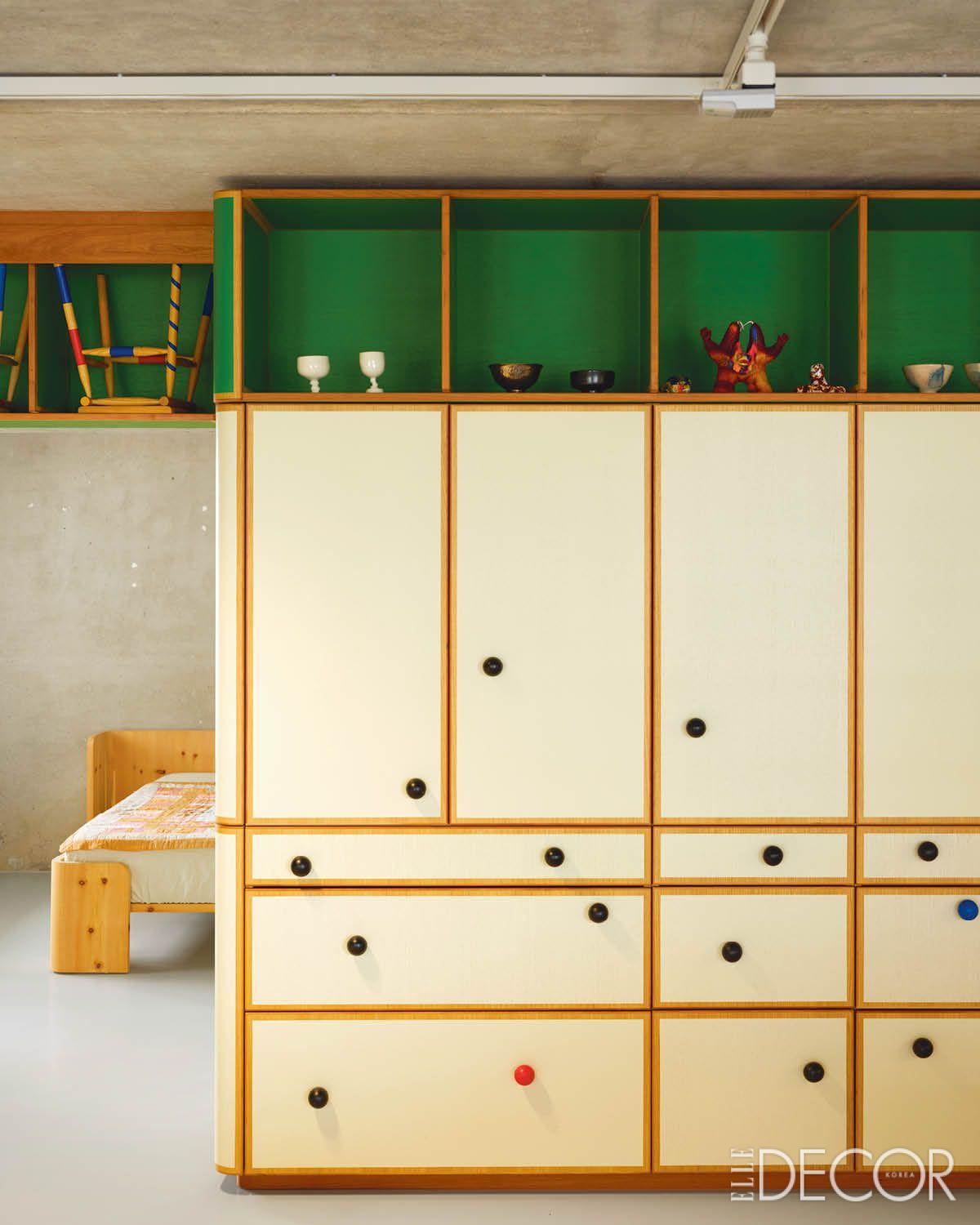 동그란 손잡이가 배치된 모습이 악보를 연상시키는 거실 캐비닛.