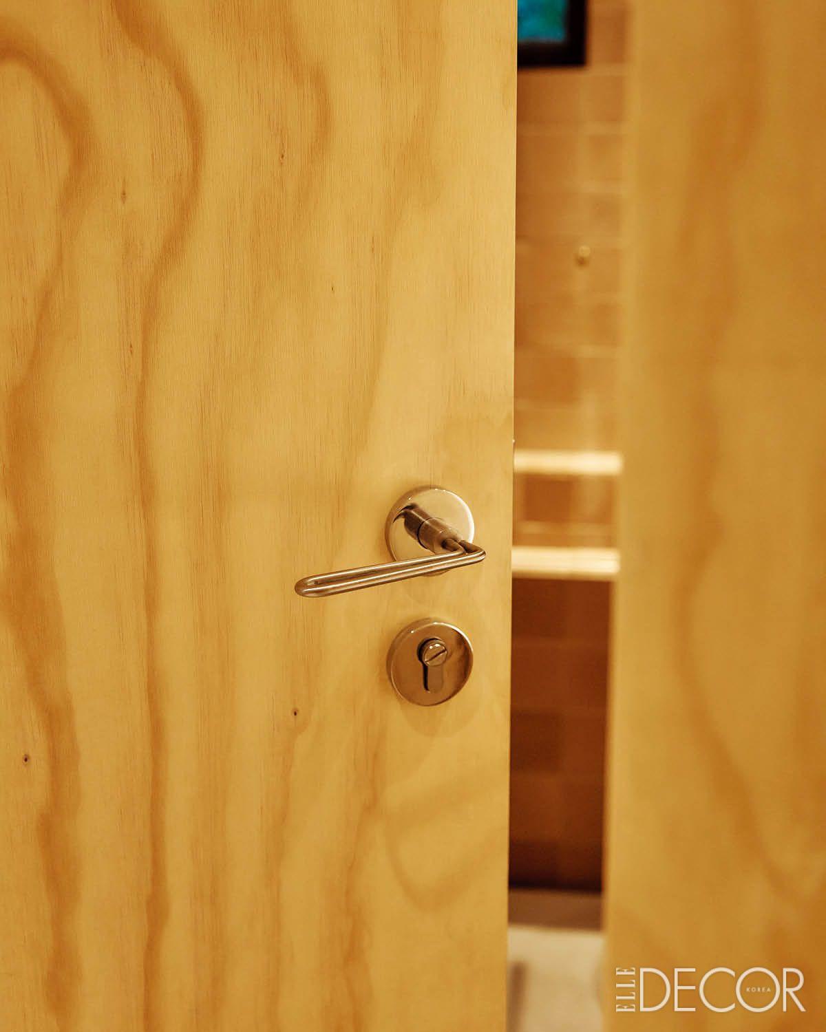 도어 핸들은 알바로 시자의 디자인. 