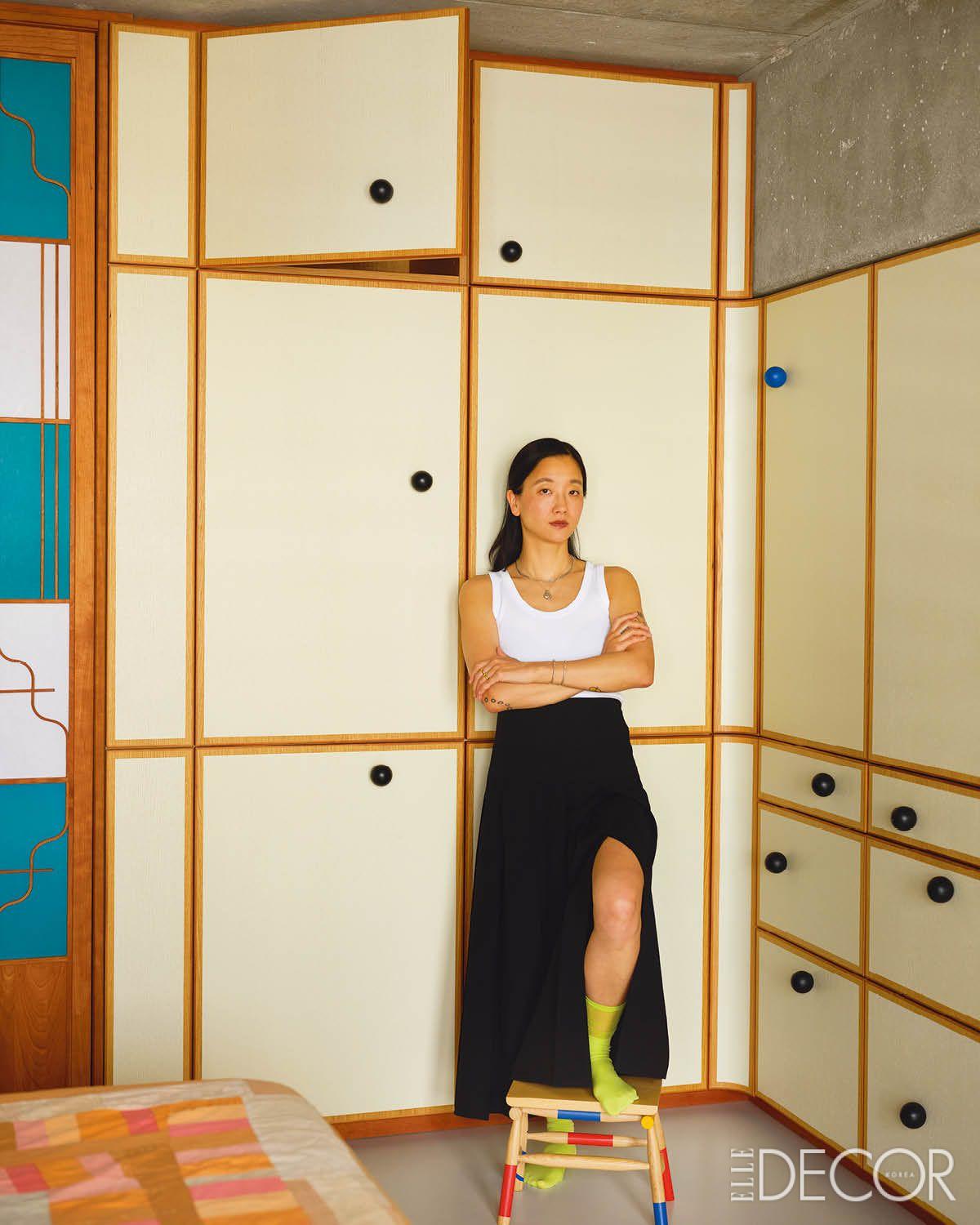 침실 한편 캐비닛에 등을 대고 있는 크리스틴 선 킴.