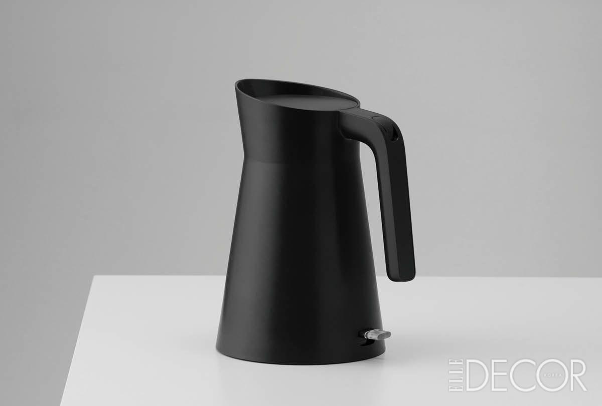 하이마트를 위해 디자인한 전기주전자는 넓은 주입구와 원통형 몸체, 단면 손잡이로 이루어져 어떤 공간에도 잘 어울린다.
