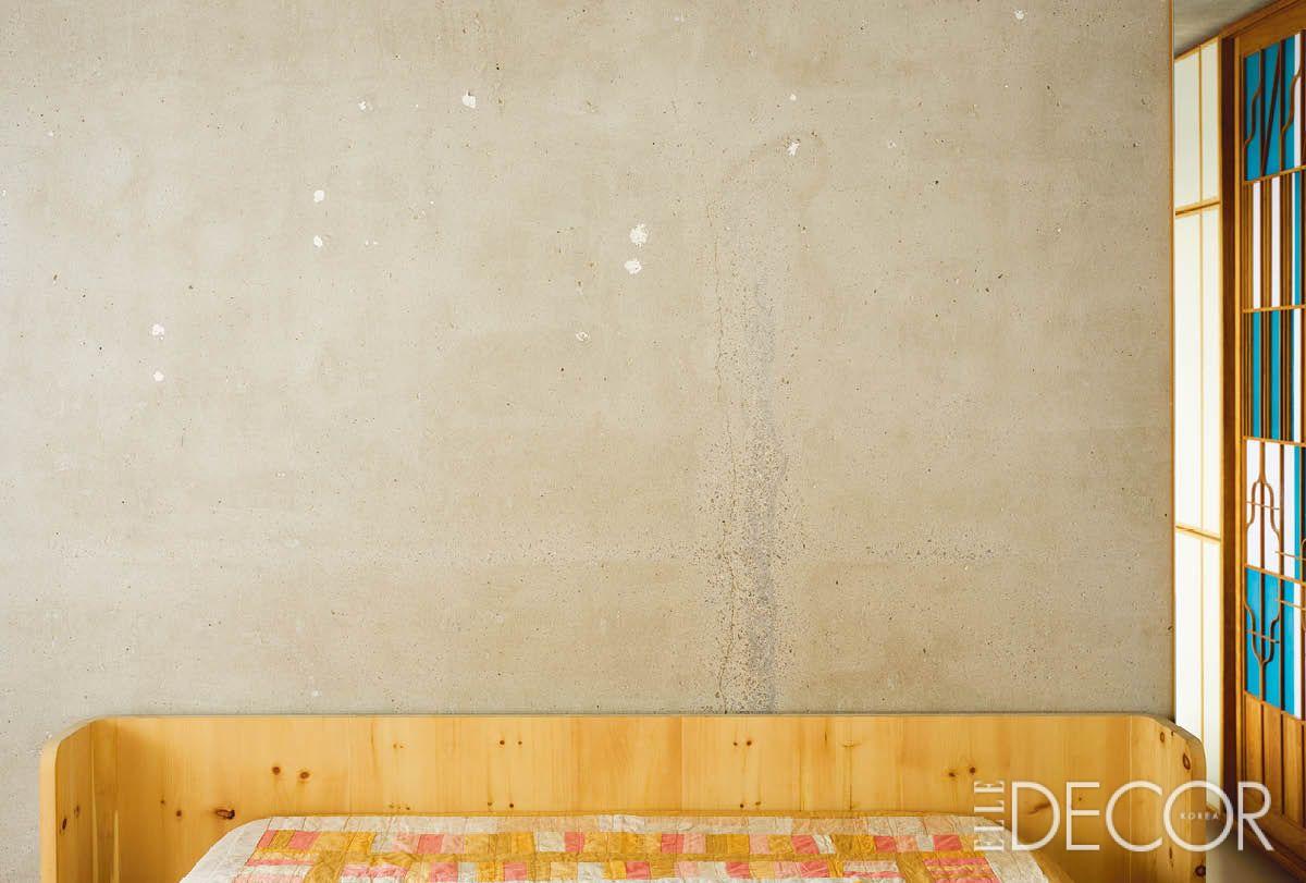 킴의 침실. 원목 침대의 프레임은 제롬 바이런(Jerome Byron)의 디자인, 퀼트는 제스 사모라 -터너(Jess Zamora-Turner)의 작품.