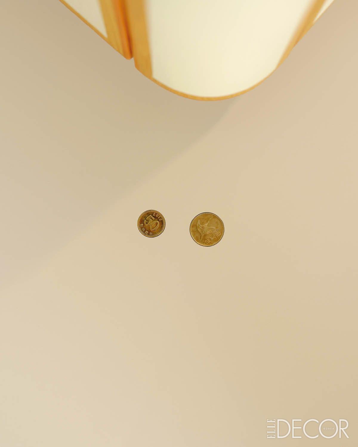 바닥에 삽입된 50원짜리와 500원짜리 동전은 킴의 한국적 뿌리를 드러내는 귀여운 디테일이다. 