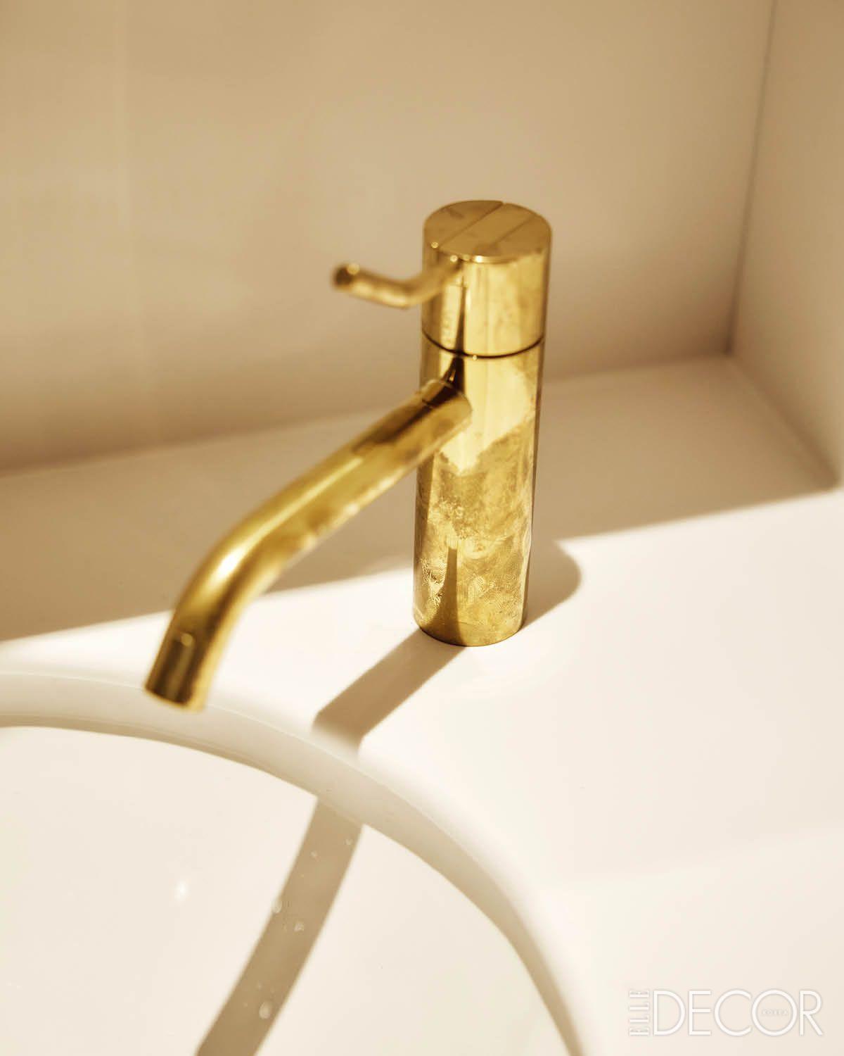 황동 소재의 수전은 볼라(Vola).