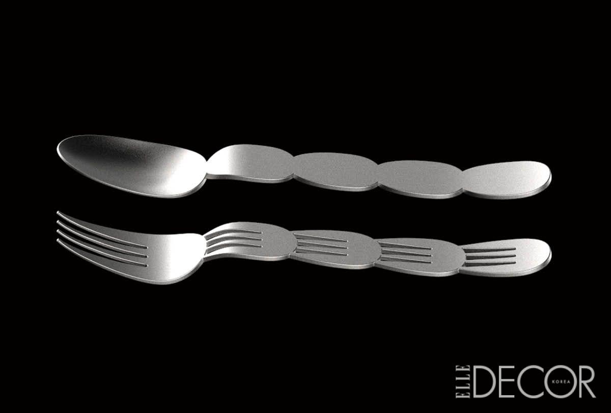 리버럴 오피스의 첫 번째 컬렉션 중 메탈 소재로 제작한 박채지 디자이너의 ‘옵비(Obvi)’ 커트러리 세트.