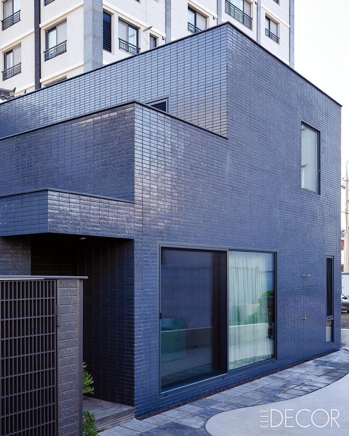 이광호와 협업해 온 타일 브랜드 ‘타지미(Tajimi)’에 별도 주문해 건물 외벽을 마감했다. 진한 회색조의 유광 타일은 빛에 따라 다채로운 색을 띤다.