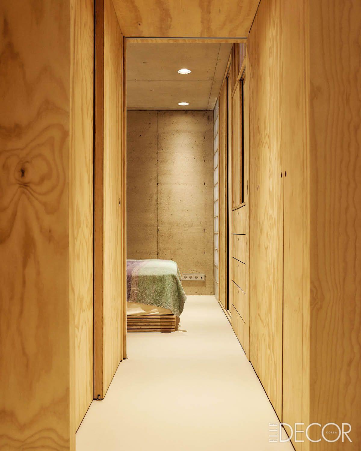안방으로 이어지는 작은 복도에도 적용된 수납공간.